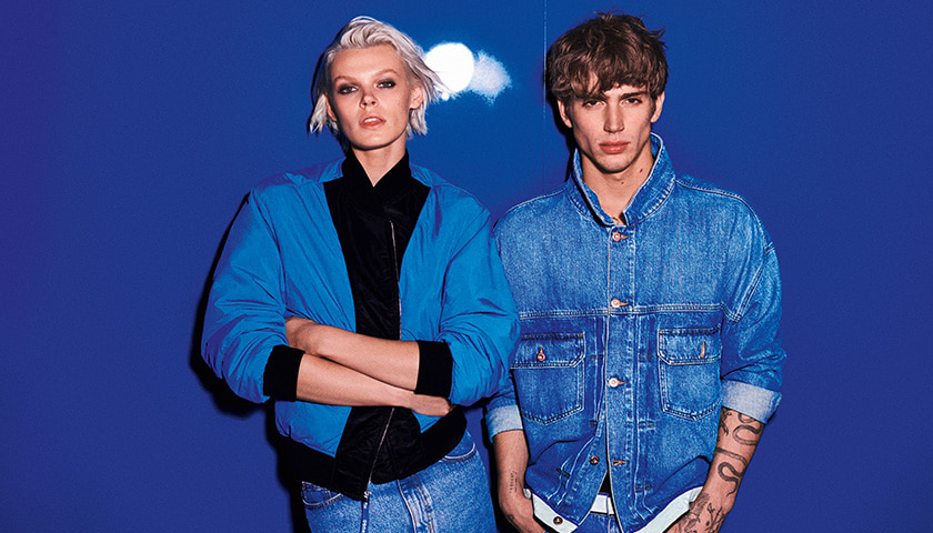 HUGO BLUE – zwei Models posieren in Blau vor einem blauen Hintergrund (Foto)