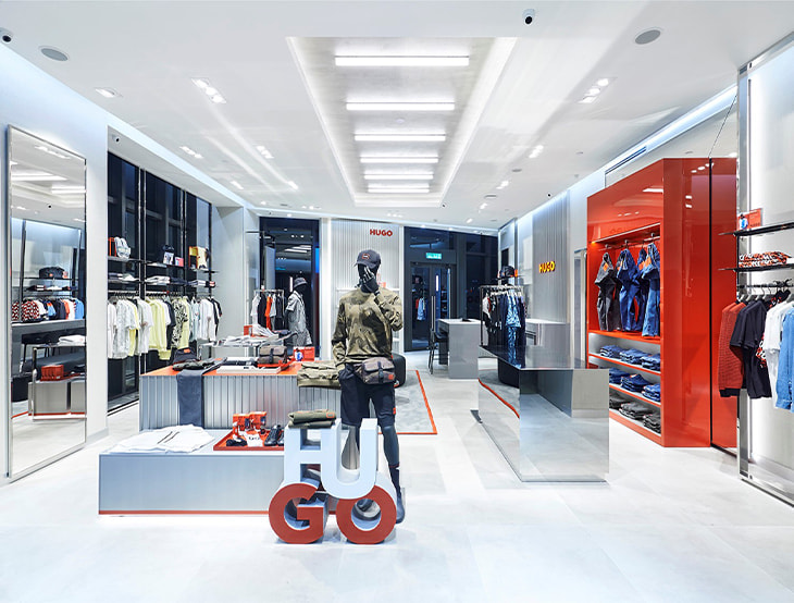 HUGO-BOSS store with shelves and products, in a white and red design (photo)